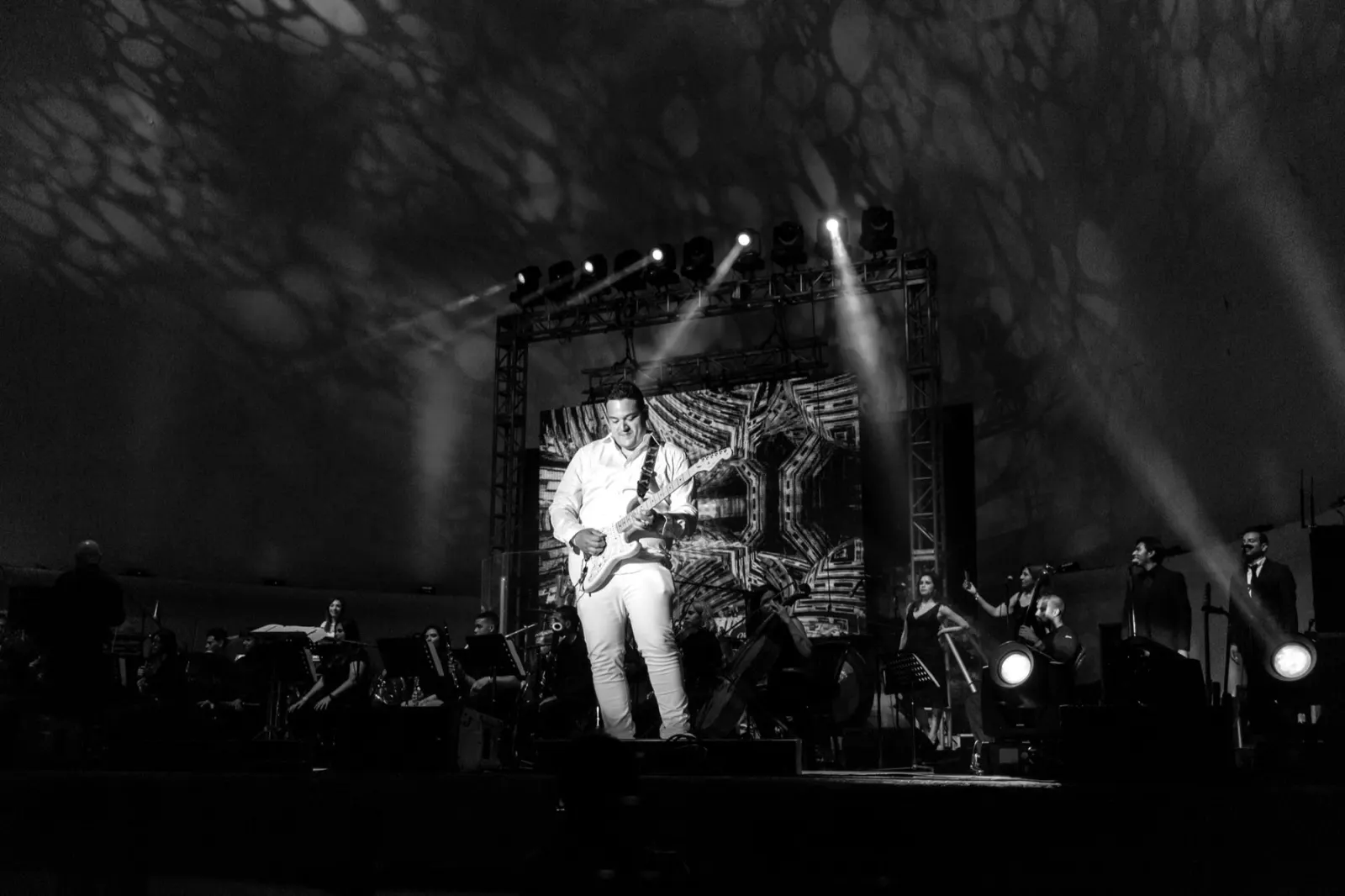 Oswaldo Gómez performing live with a symphony orchestra