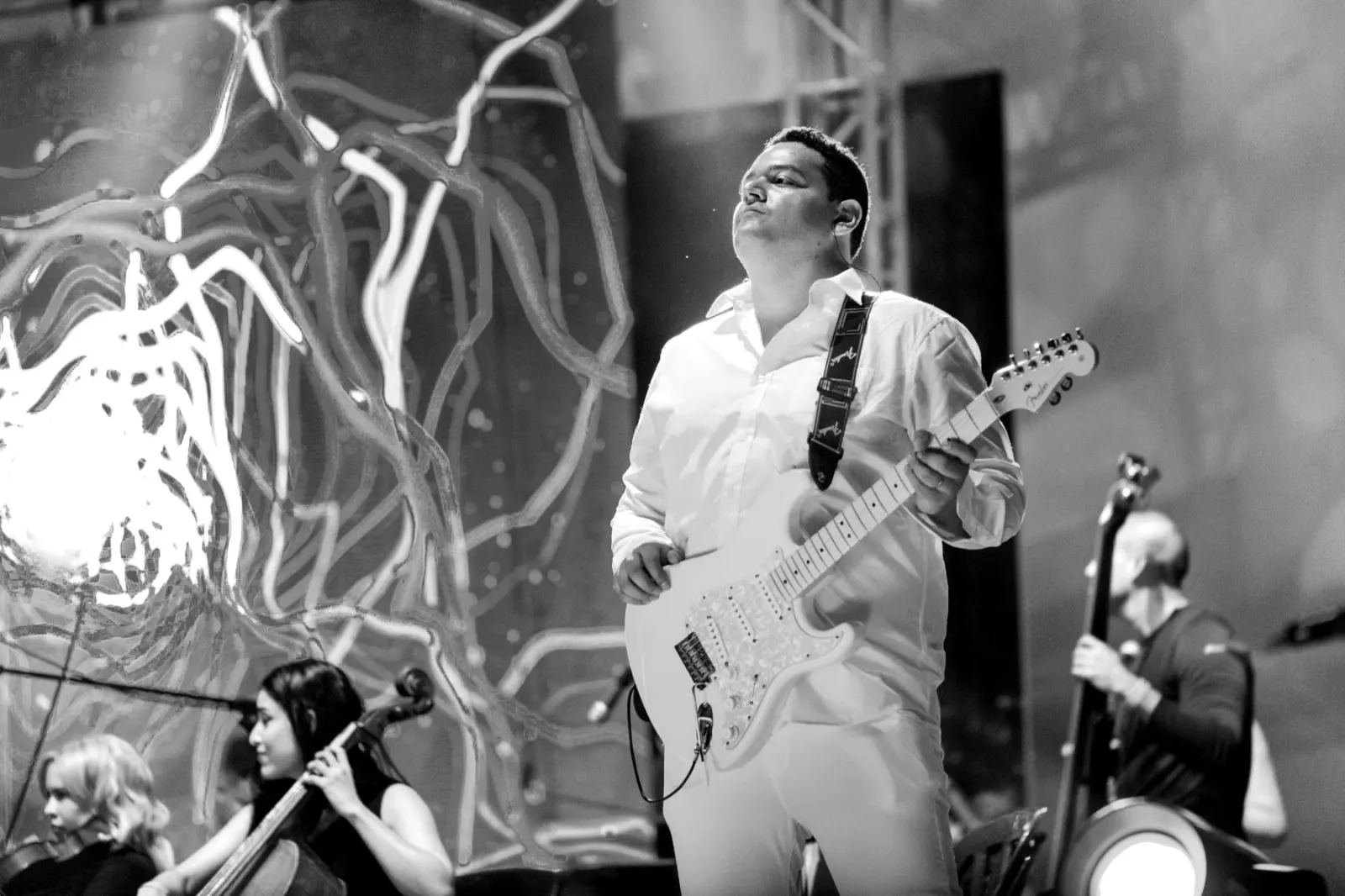 Oswaldo Gómez in concert, guitar and orchestra